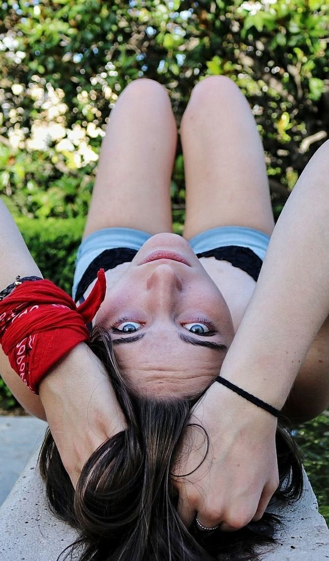 CLOSE-UP PORTRAIT OF WOMAN SMILING OUTDOORS