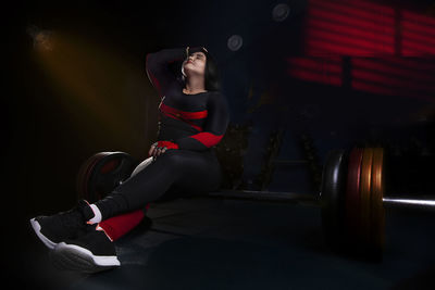 Portrait of smiling young woman exercising in gym