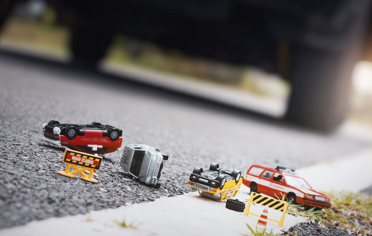 HIGH ANGLE VIEW OF TOY CAR ON TABLE AT ROAD