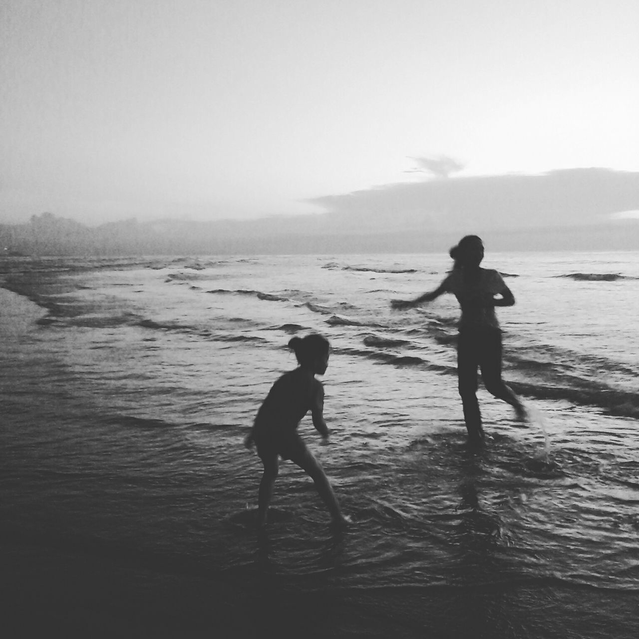 water, sea, beach, full length, shore, leisure activity, lifestyles, horizon over water, silhouette, standing, men, sky, scenics, vacations, nature, boys, beauty in nature, rear view, tranquility