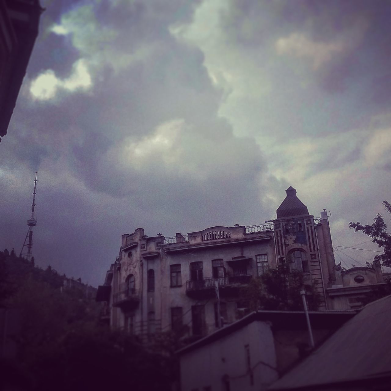 architecture, built structure, building exterior, sky, low angle view, cloud - sky, dome, city, cloudy, cloud, history, high section, outdoors, place of worship, no people, spire, day, historic, monument, historic building, storm cloud, city life