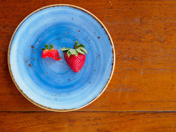 Directly above shot of fruits in bowl on table