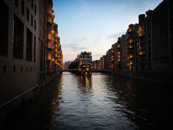 Wasserschloss in der hamburger speicherstadt bei abendlicher dämmerung mit beleuchtung.