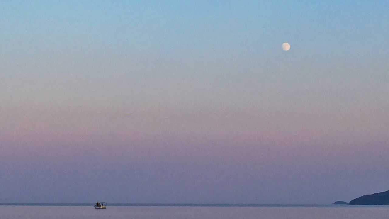 IDYLLIC VIEW OF SEA AGAINST CLEAR SKY