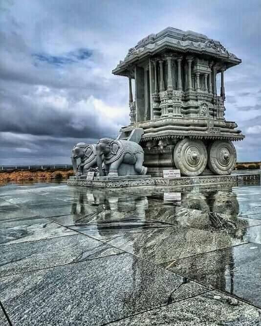 STATUE OF FOUNTAIN AGAINST SKY