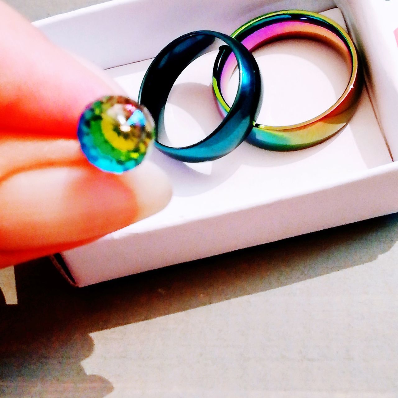 CLOSE-UP OF WOMAN HAND HOLDING GLASS