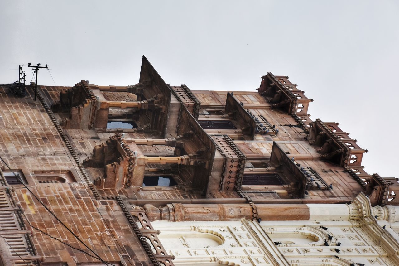 LOW ANGLE VIEW OF OLD BUILDINGS AGAINST SKY