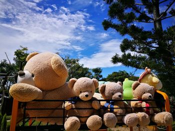 Teddy bears against sky