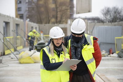 Construction manager in discussion with the architect on a building site