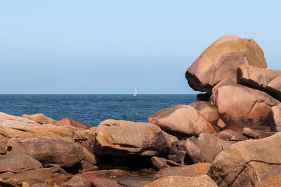 Boulders on the pink granite coast, ploumanach, brittany, france