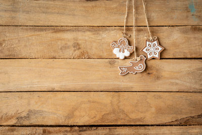 Directly above shot of gingerbread cookies on wooden table