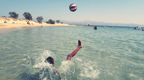 People paragliding over sea against sky