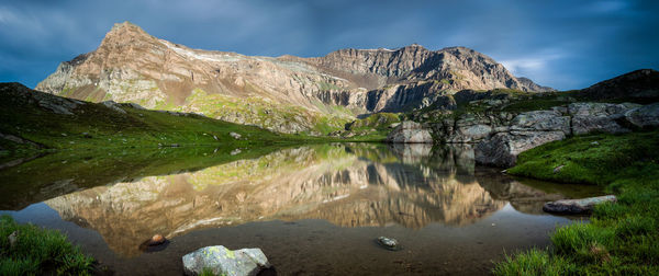 Panoramic view of lake and mountains against sky