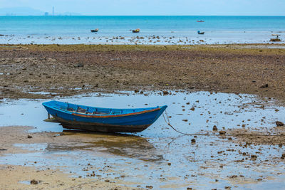 Fishing boats. parking on the sea beach. in the daytime sky