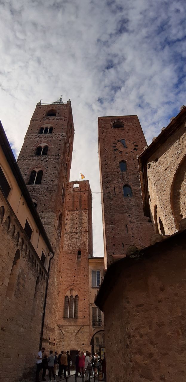 LOW ANGLE VIEW OF BUILDINGS IN CITY