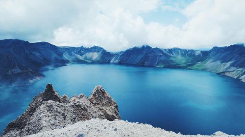 Panoramic view of lake and mountains against sky