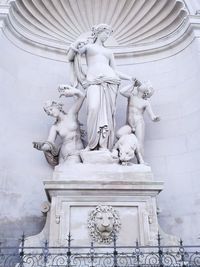 statue