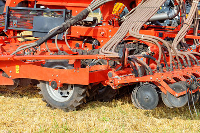 The mechanism for uniform distribution of fertilizers into the soil for a multi-row disc harrow.
