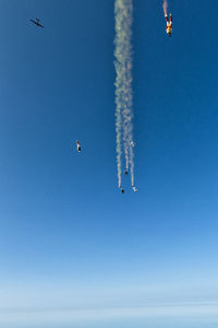 Skydivers in air