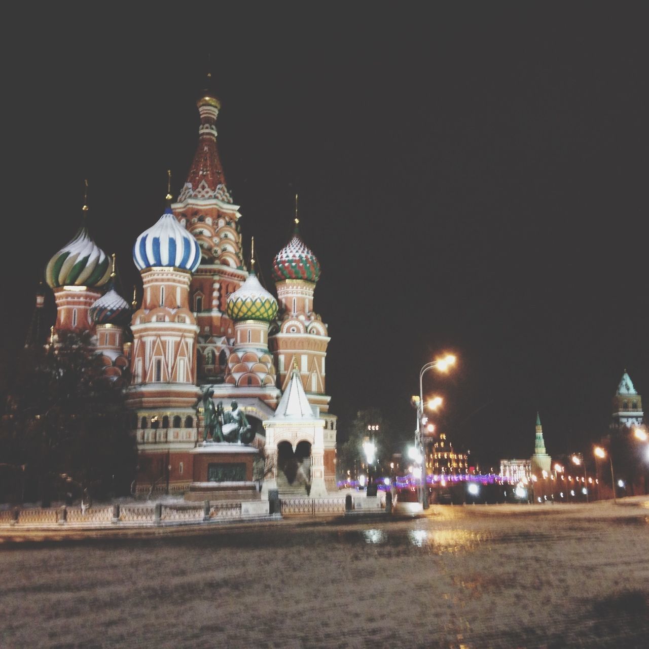 night, illuminated, building exterior, architecture, built structure, clear sky, copy space, famous place, religion, travel destinations, city, dome, history, place of worship, tourism, facade, travel, international landmark, outdoors, spirituality