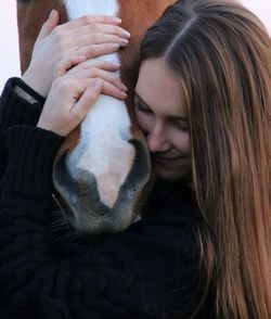 Side view of young woman with dog