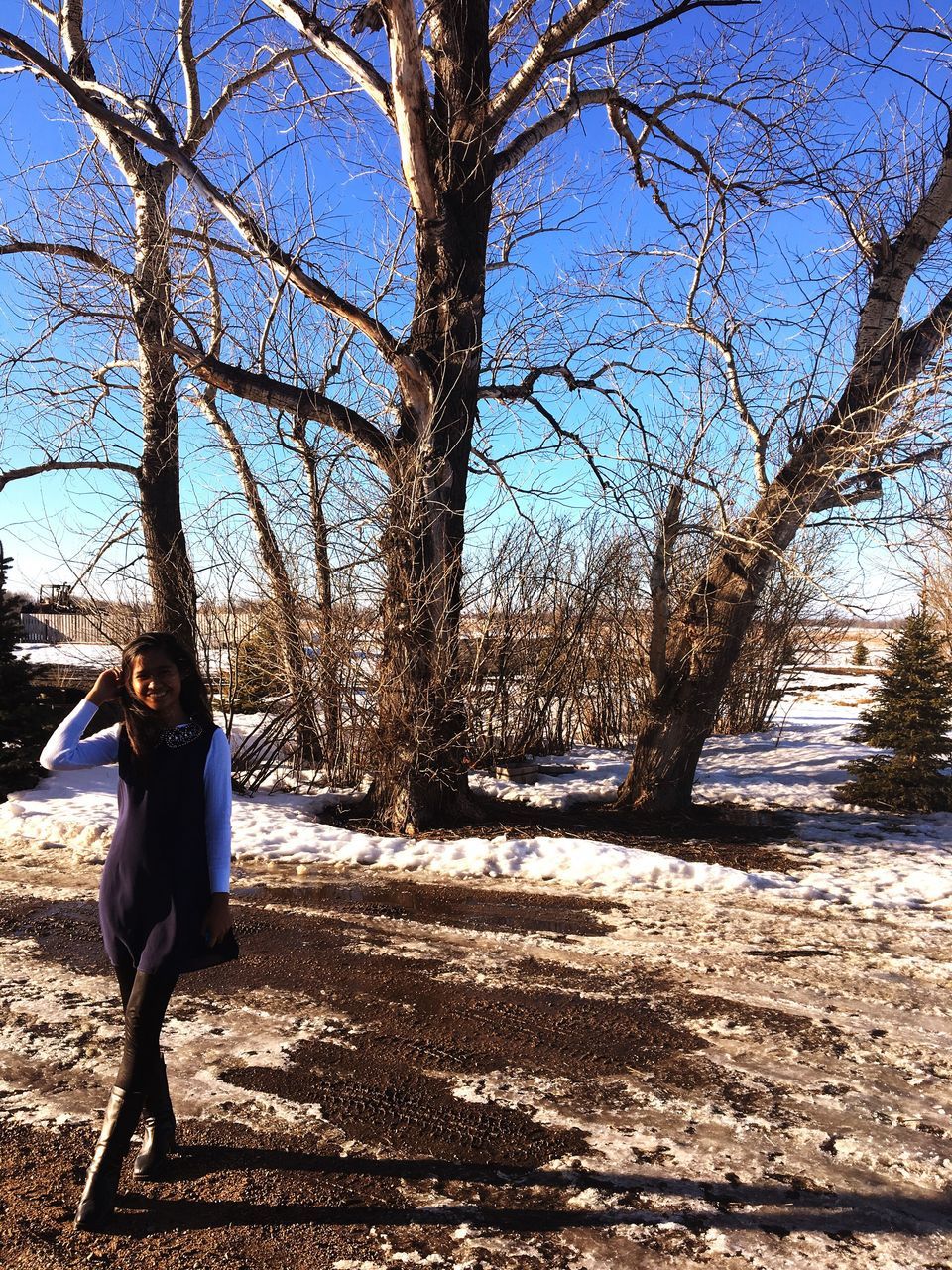 tree, full length, tree trunk, outdoors, sky, nature, one person, real people, day, beach, people