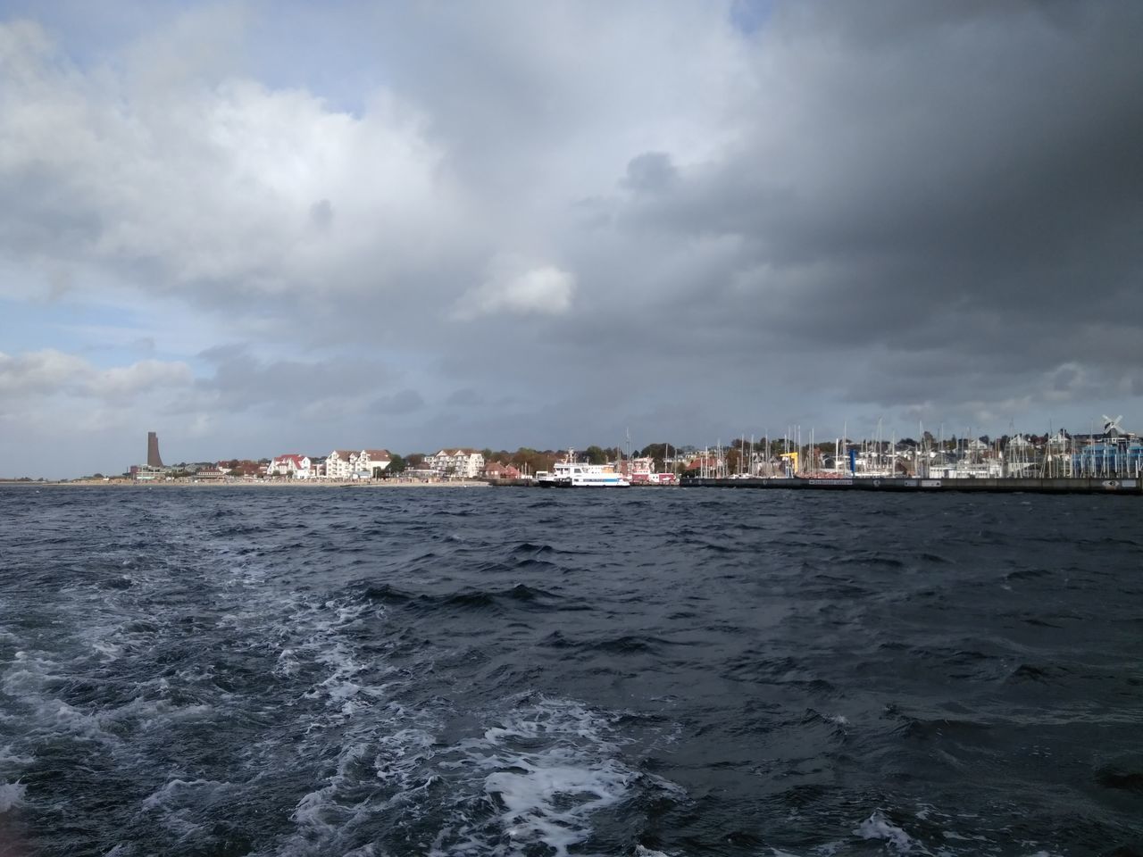 VIEW OF CITYSCAPE BY SEA AGAINST SKY