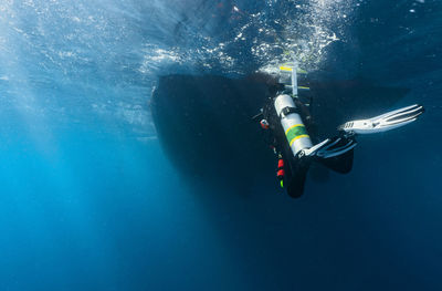 Diver approaching dive boat at the great barrier reef