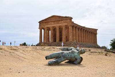 Statue of historical building against cloudy sky