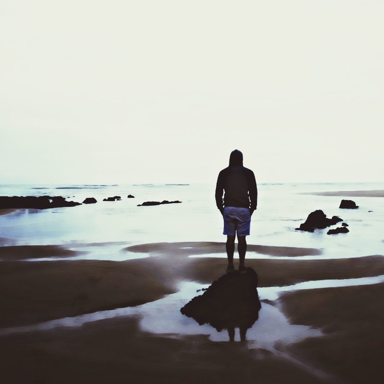 water, sea, beach, clear sky, horizon over water, shore, copy space, full length, rear view, standing, tranquil scene, tranquility, scenics, lifestyles, sand, leisure activity, nature, men