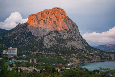 Mount falcon lit by pink sunset in novyi svit during autumn season. sudak, the republic of crimea.