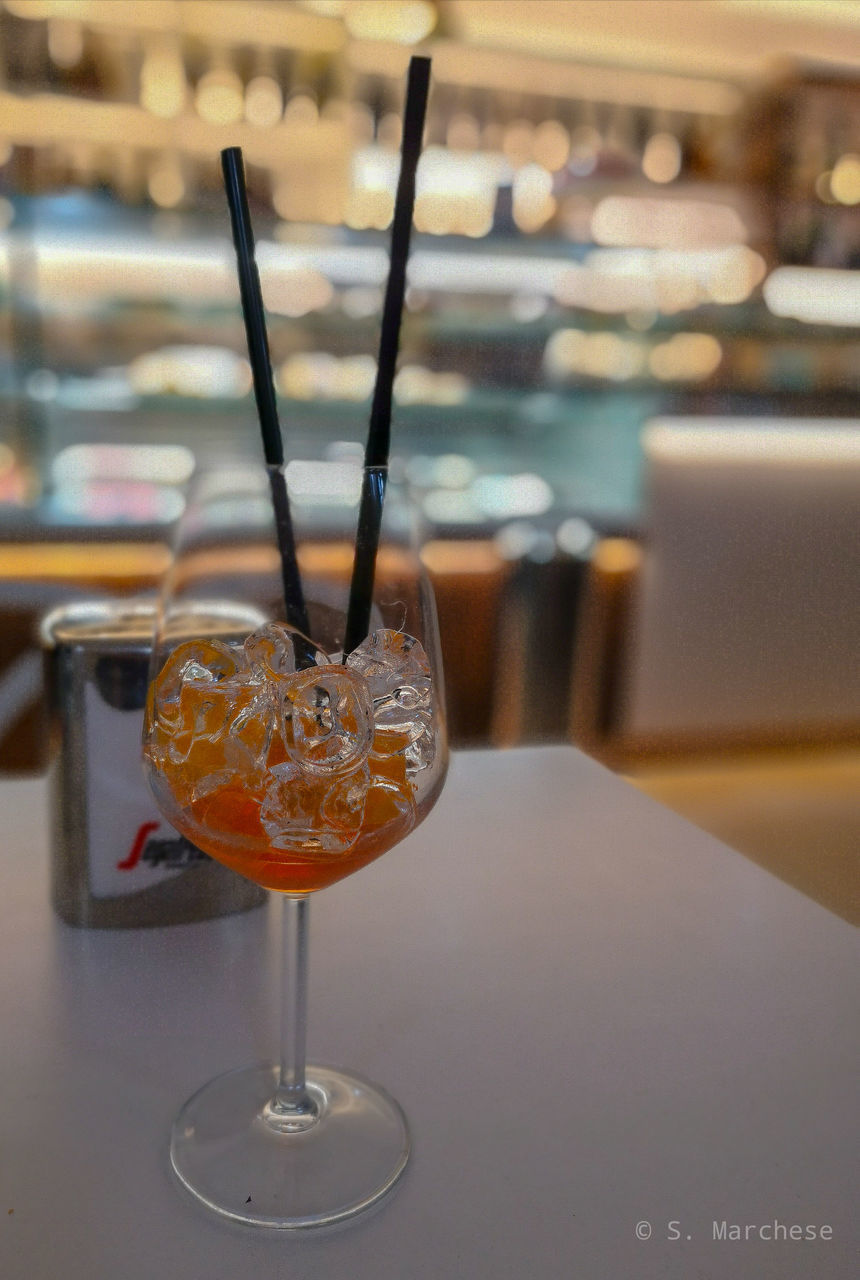 CLOSE-UP OF GLASS OF WINE ON TABLE