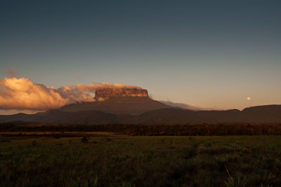 View with of the ptari tepui plateau at sunset on the way to the karuay