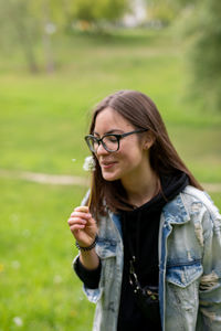 Beautiful young woman wearing sunglasses standing outdoors