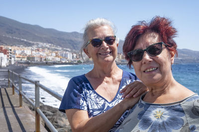 Portrait of smiling women wearing sunglasses outdoors