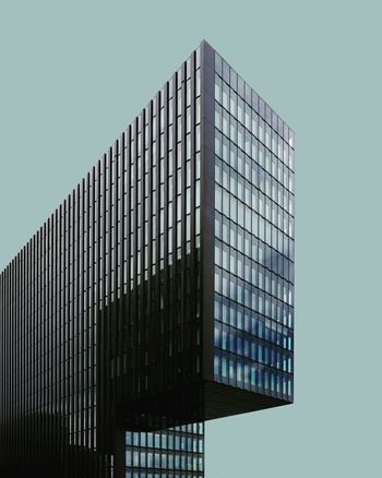 LOW ANGLE VIEW OF MODERN BUILDING AGAINST SKY