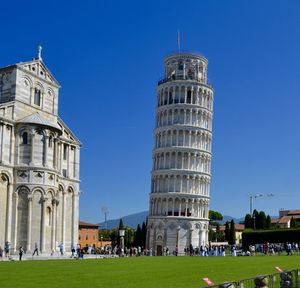 Leaning tower of pisa against blue sky