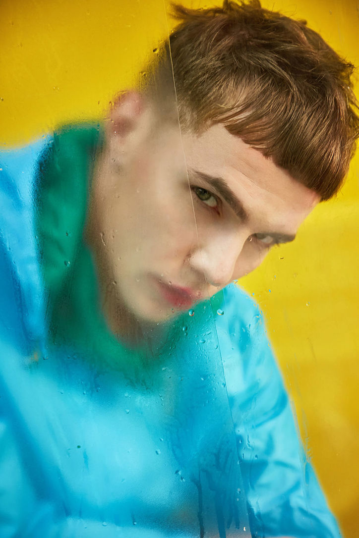CLOSE-UP PORTRAIT OF YOUNG MAN IN SWIMMING POOL