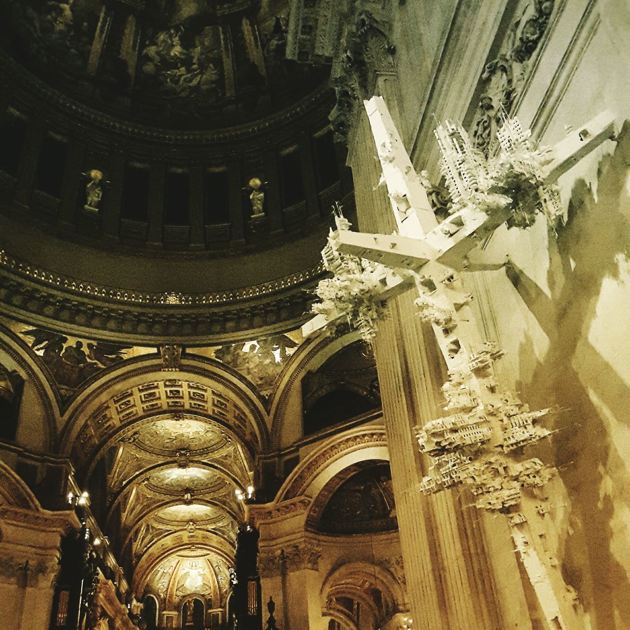 LOW ANGLE VIEW OF CEILING