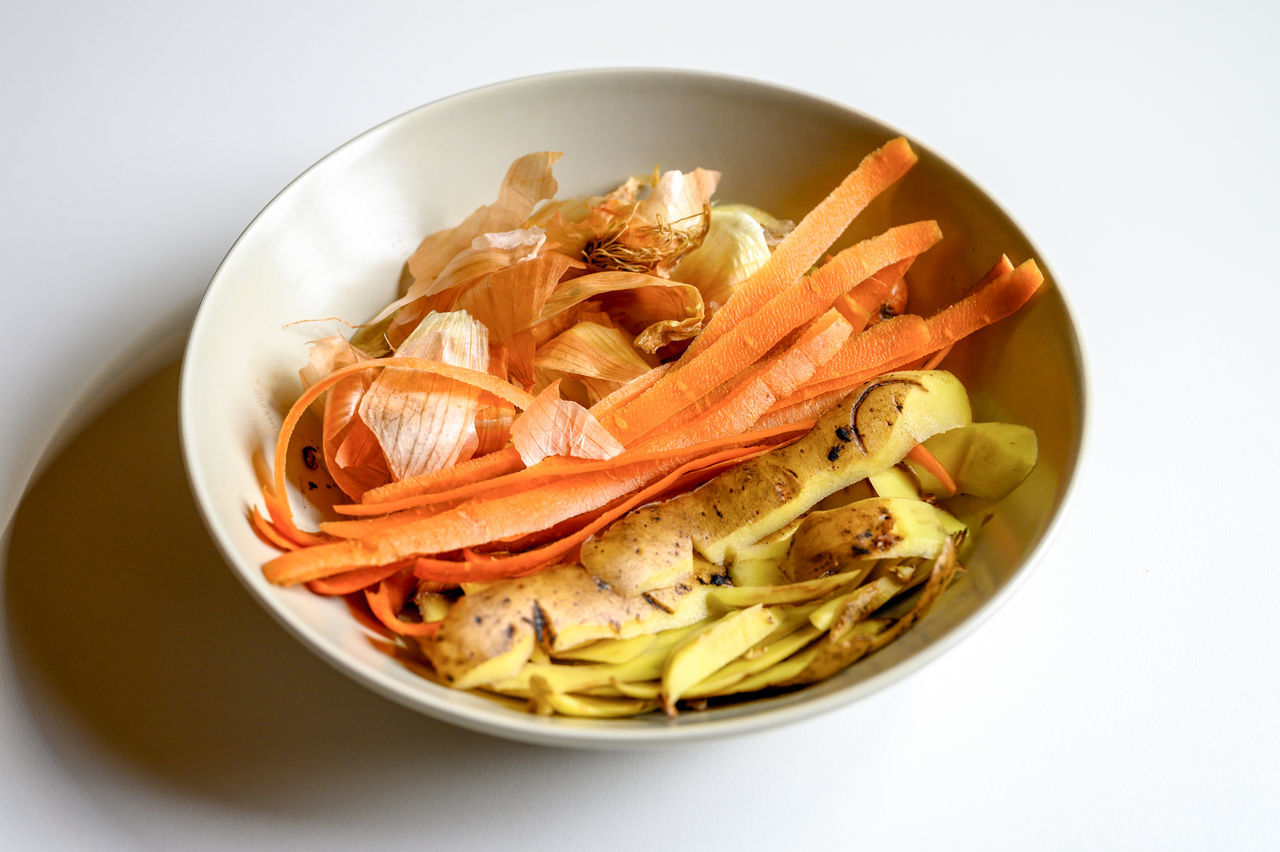 HIGH ANGLE VIEW OF PASTA IN BOWL