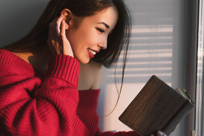 Portrait of a young woman smiling