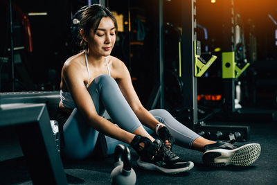 Portrait of young woman exercising in gym