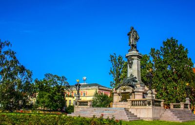 Statue of historic building against blue sky