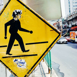 Arrow symbol on road sign