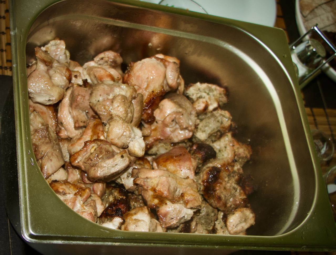 HIGH ANGLE VIEW OF MEAT IN BOWL