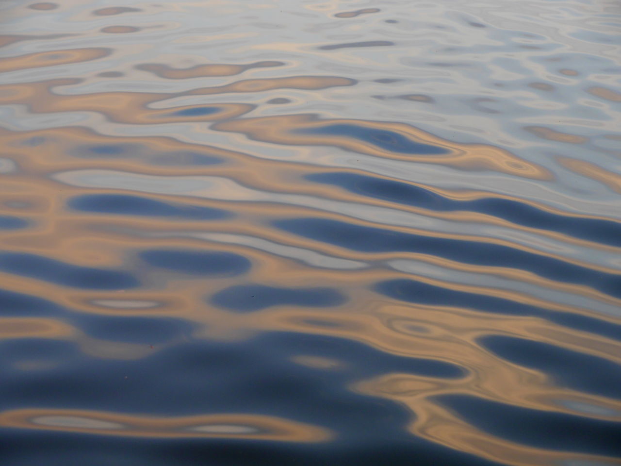 FULL FRAME SHOT OF RIPPLED WATER IN LAKE