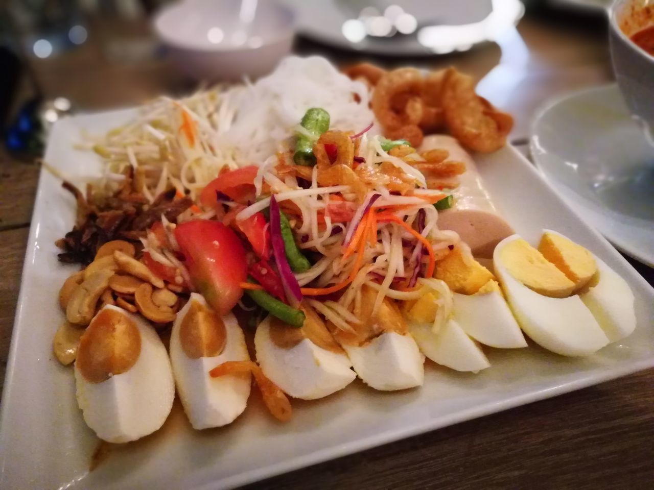 HIGH ANGLE VIEW OF FOOD ON TABLE