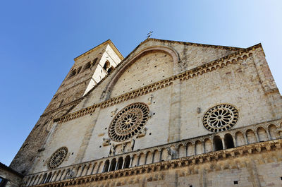 Facade of assisi cattedrale di san rufino in romanesque style with beautiful ornate rose window