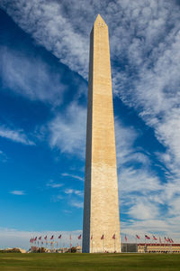 Washington monument with a blue sky