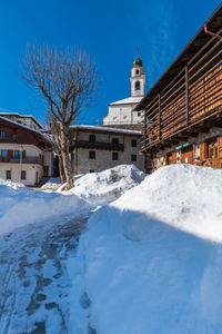 Historic village of sauris di sotto in the snow. winter dream. italy